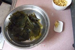 海带黄豆龙骨汤的做法步骤:2