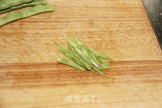 清香诱人的口感--【豆角猪肉饺】的做法步骤：2