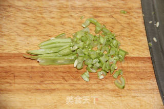 清香诱人的口感--【豆角猪肉饺】的做法步骤:3