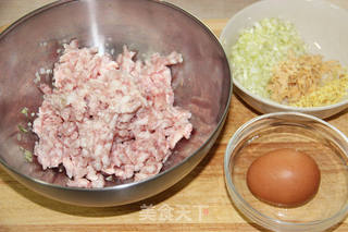 清香诱人的口感--【豆角猪肉饺】的做法步骤:5