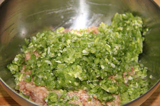 清香诱人的口感--【豆角猪肉饺】的做法步骤：11