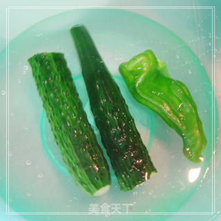 春夏适宜的凉拌菜菜（酸甜味）------爽脆黄瓜卷的做法步骤：1