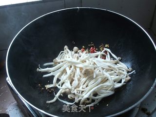 麻辣手撕茶树菇的做法步骤:7