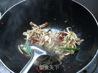麻辣手撕茶树菇的做法步骤:8