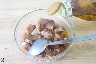 酸甜不油腻的一道水果肉菜,菠萝咕咾肉的做法步骤:2