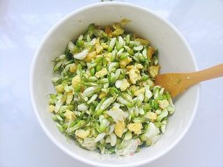 春来槐花香——槐花水煎包的做法步骤:7