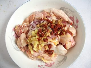 红枣枸杞蒸鸡的做法步骤:5