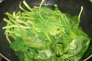 【菠菜两吃法,新派菜谱】翡翠面的做法步骤:2