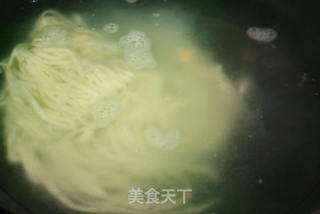 【菠菜两吃法,新派菜谱】翡翠面的做法步骤:13