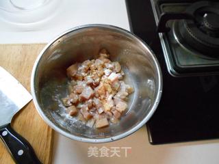 咖喱鸡肉宽意面的做法步骤：1