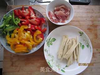 三英战吕布--彩椒豆干杂炒的做法步骤：1