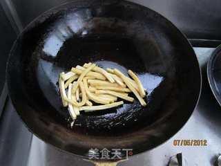 三英战吕布--彩椒豆干杂炒的做法步骤：2