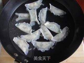 清清淡淡也别具味道—裙边韭菜饺的做法步骤:9