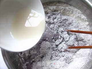 营养早餐之——黑米豆沙菊花包的做法步骤:2