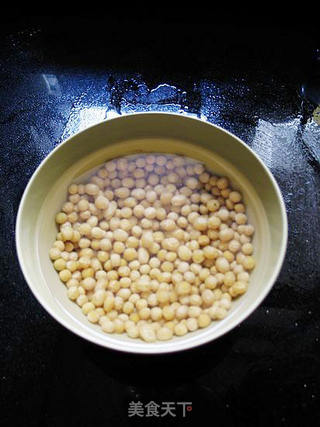 最物美价廉的胶原蛋白补给法-----番茄黄豆猪皮汤的做法步骤:2