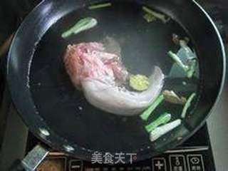 为炎热的夏天准备一锅好卤—卤水猪舌的做法步骤:2