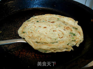 简单易做的——酥松葱花油饼(附烫面的详细做法)的做法步骤:25