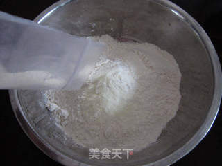 想吃PIZZA?家庭版懒人自制——青椒培根PIZZA的做法步骤:3