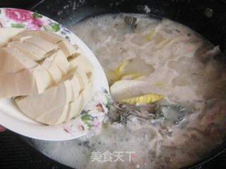 春笋豆腐鲈鱼头汤的做法步骤:7