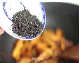 绝对让嗜肉一族也爱上的下酒小素菜——麻香干煸豆干的做法步骤:5