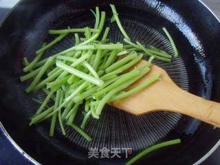 清炒蒿子秆的做法步骤:4