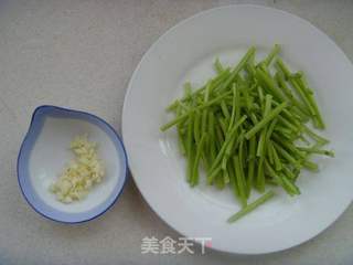 清炒蒿子秆的做法步骤:2