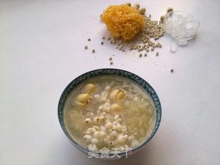 银耳莲子薏米牛奶羹的做法步骤:2