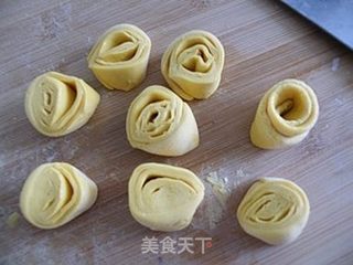 馒头花样蒸---菊花馒头的做法步骤：5