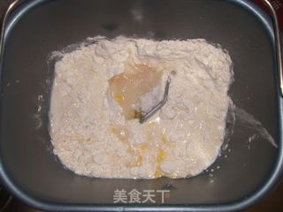 芝麻香肠包的做法步骤：1