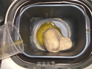 芝麻香肠包的做法步骤：2