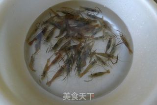 河虾（小沼虾）炒芒果的做法步骤：1