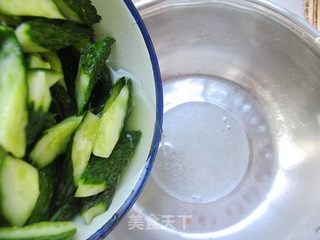 黄瓜季里别样吃黄瓜——自制麻辣腌黄瓜的做法步骤:2