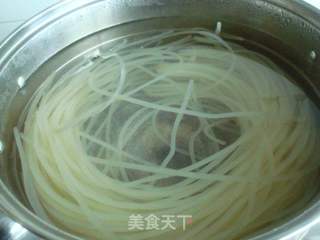 鸡肉炒米粉——新疆味道的做法步骤:2