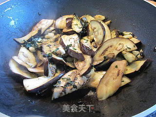 紫苏蒜头豆豉炒茄子的做法步骤:7