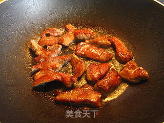 紫苏猪颈肉炒南瓜的做法步骤:2