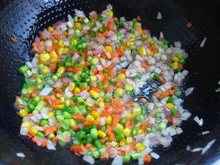 给炒饭来个华丽的转身——黄金草帽蛋包饭的做法步骤:3