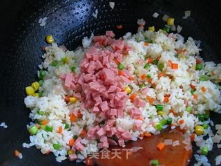 给炒饭来个华丽的转身——黄金草帽蛋包饭的做法步骤：4