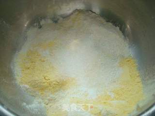 电饭锅做玉米发糕的做法步骤:2
