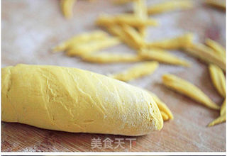 夏日汁色彩,蔬汁鱼面的做法步骤:2