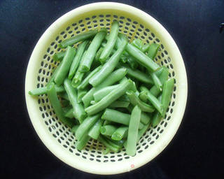 干煸四季豆的做法步骤:2