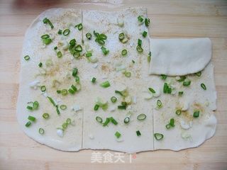 (另外一种方法做葱油饼)家常,简单,美味——家常葱油饼的做法步骤:7
