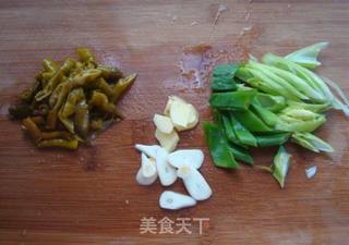 泡椒炒魔芋豆腐的做法步骤:2