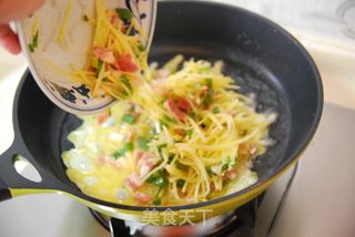 给“土豆控”小朋友的六一礼物【香煎土豆丝鸡蛋饼】的做法步骤:7