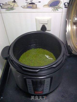 最适合夏天喝的------绿豆汤的做法步骤:3