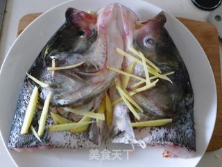剁椒鱼头的做法步骤：2