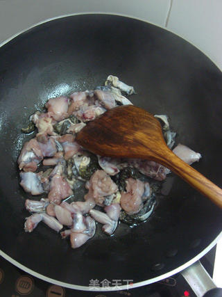 在家也可轻松复制餐厅里的招牌菜——泡椒田鸡的做法步骤:4