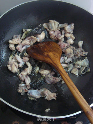 在家也可轻松复制餐厅里的招牌菜——泡椒田鸡的做法步骤:5