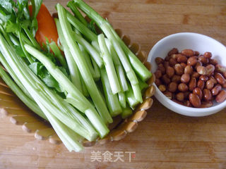 【怡汝爽口小凉菜】剩余材料打造的美食小菜---什锦果仁的做法步骤：1