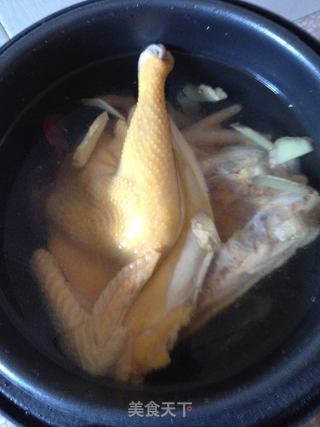 月子菜——红菇鸡汤的做法步骤:3