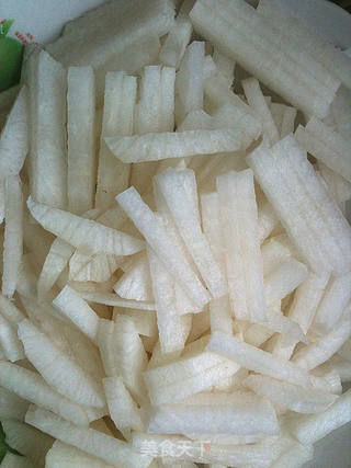 夏季凉菜必备——泡椒腌萝卜丝的做法步骤:2